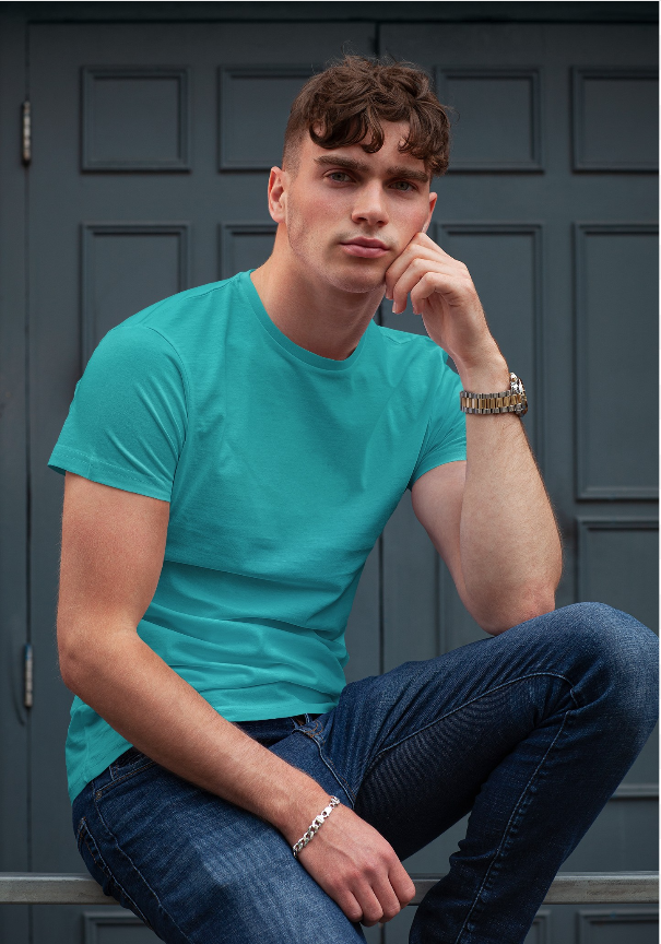 A men wearing a blue mist versatile and easy-to-wear crewneck t-shirt with a regular fit.