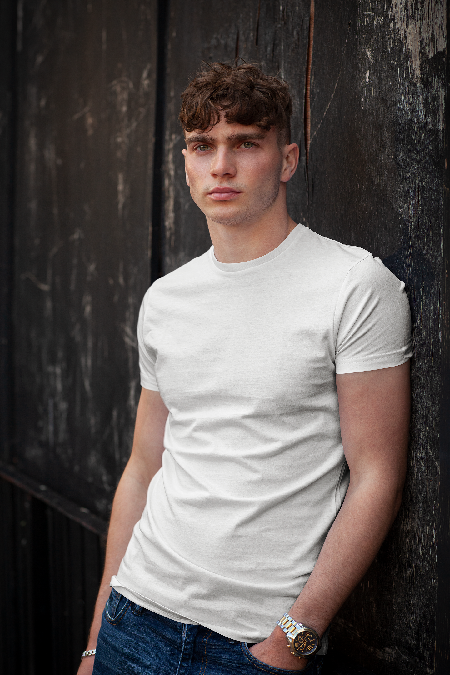 A men wearing a white versatile and easy-to-wear crewneck t-shirt with a regular fit.